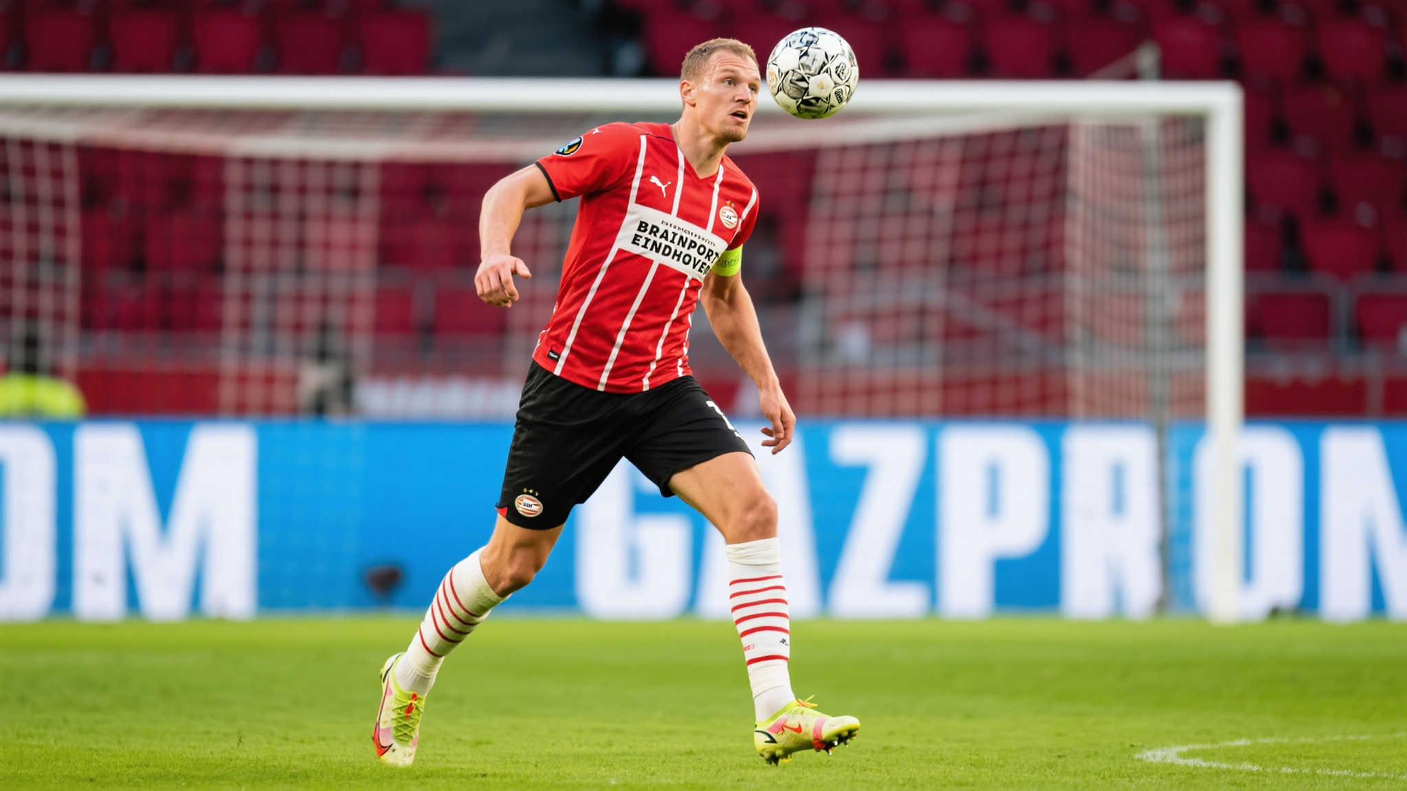 24/25赛季欧冠空中对抗王:吕克-德容成功69次夺顶 对于前锋而言,头球争顶是一项关键技能,这不仅需要优